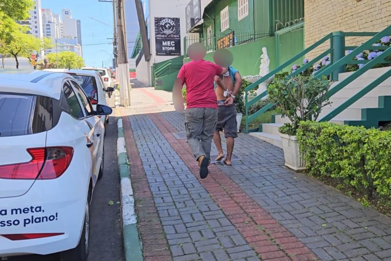 Homem pede comida em padaria, furta bolsa de cliente e é preso em Chapecó