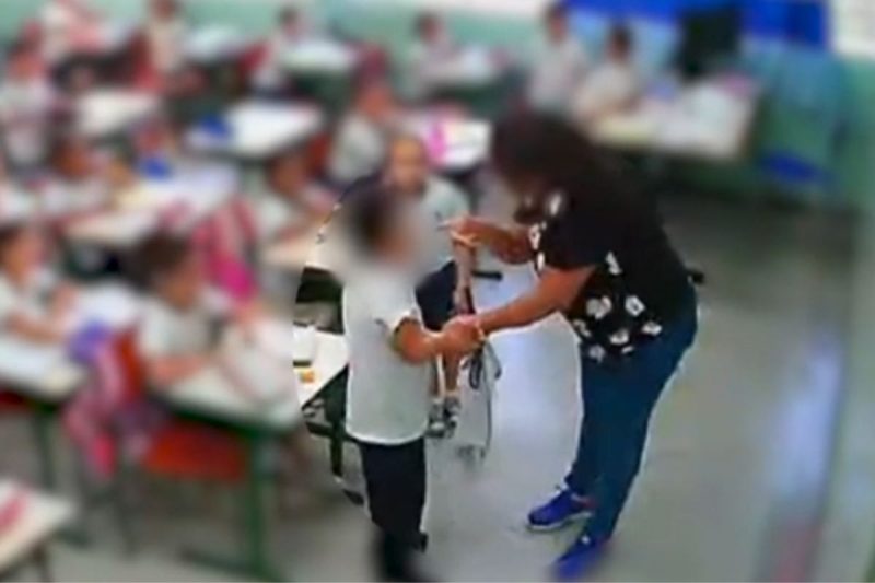 Professora briga com aluno autista em sala de aula