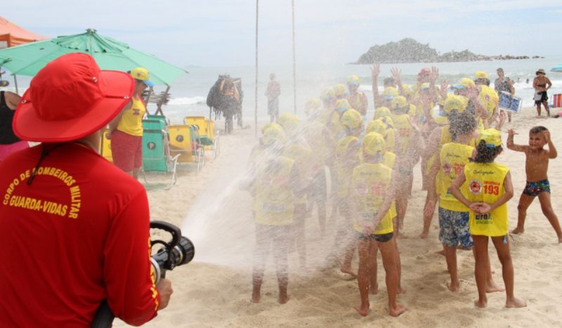 Treinamento do 'Projeto Golfinho' orienta crianças sobre os riscos nas praias