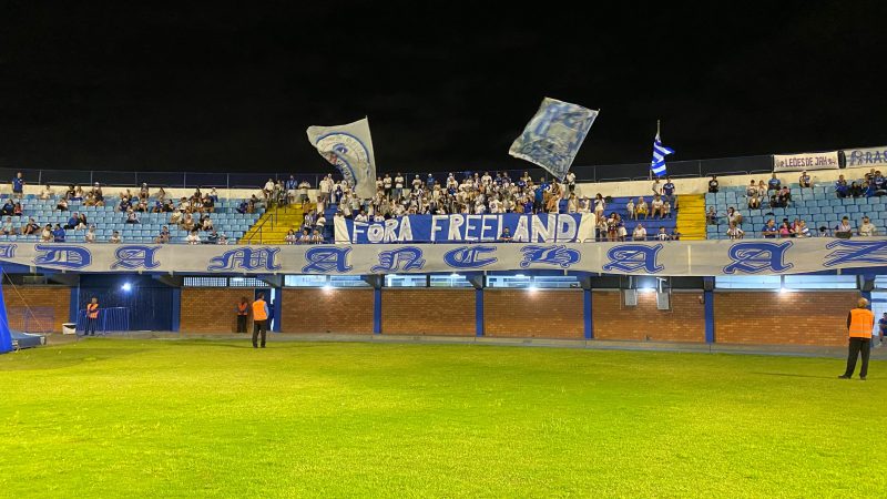 Torcida do Avaí volta a protestar contra Eduardo Freeland 