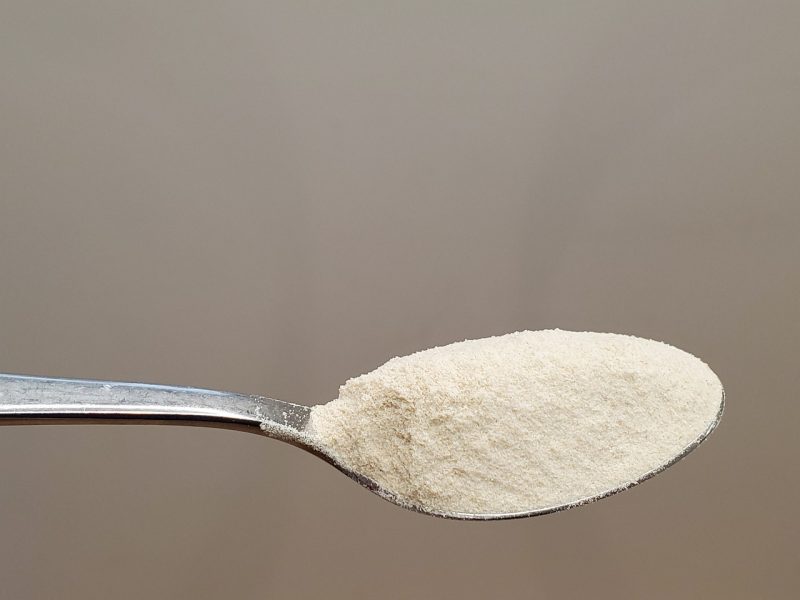 Imagem de uma colher de sobremesa cheia de farelo de psyllium