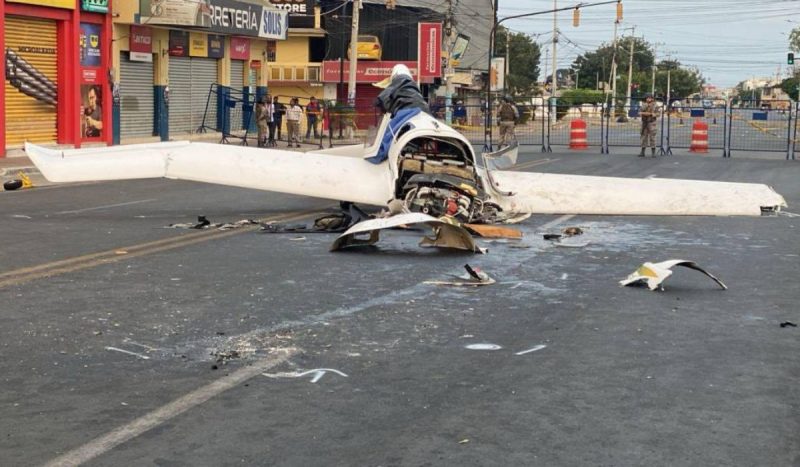 Avião cai em rua movimentada do Equador