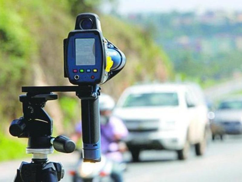 na foto aparece um dos radares de velocidade média testados nas rodovias do Brasil