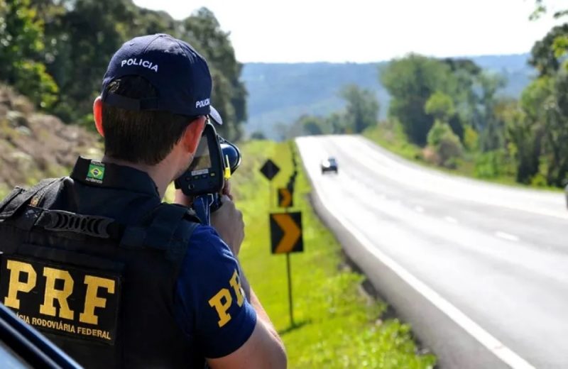 Projeto que proíbe uso de radares móveis e operados por drones em rodovias de SC avança na Alesc. Na imagem, um policial operando um radar móvel