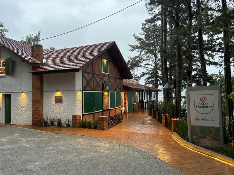 Restaurante Frohsinn reformado visto do lado de fora durante apresentação de obra