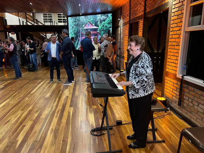 Personalidades e políticos reunidos durante apresentação da obra do restaurante Frohsinn