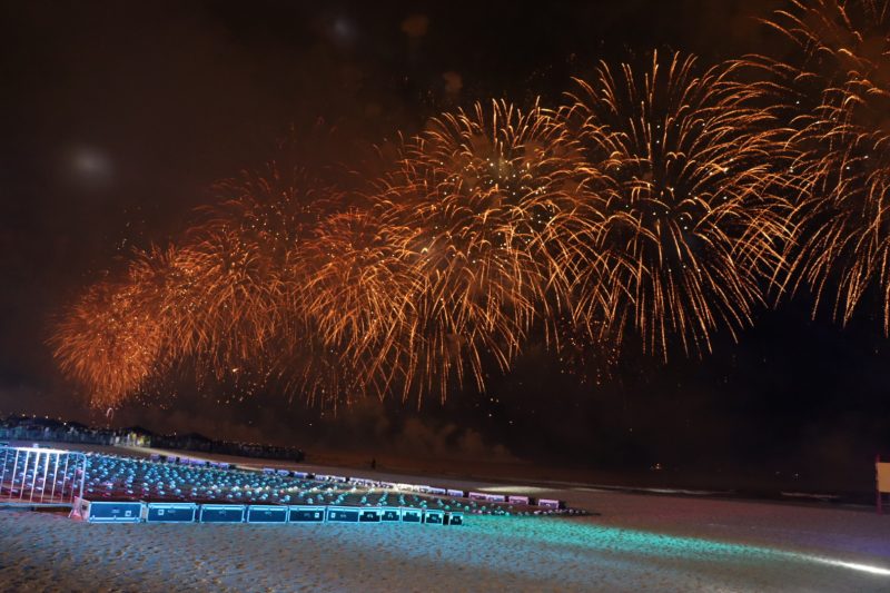 Foto mostra fogos durante Réveillon 2024 em Balneário Camboriú