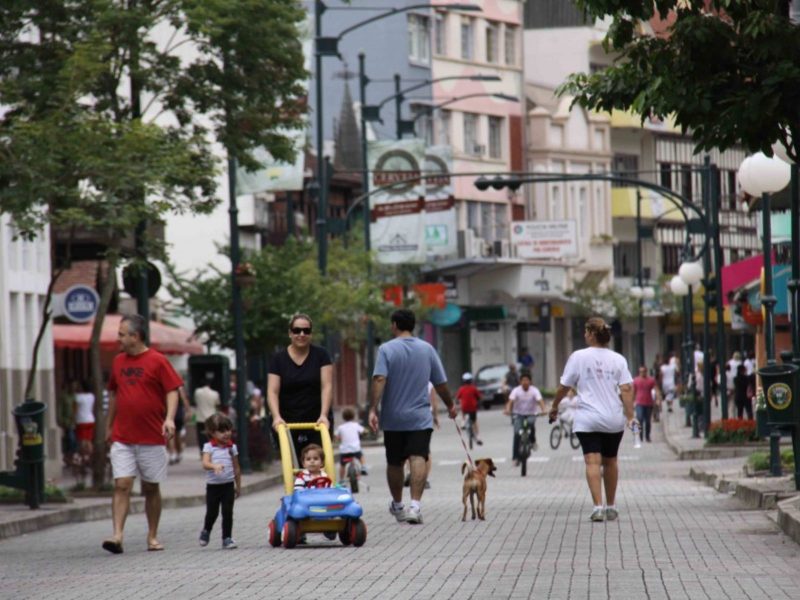 A imagem mostra pessoas passeando na rota de lazer em Blumenau 