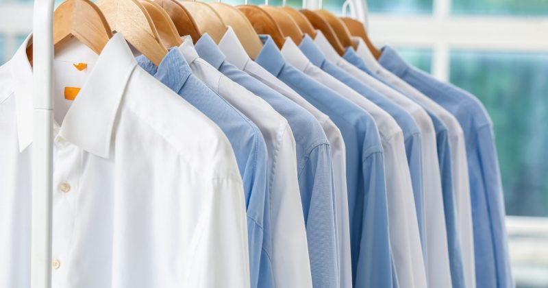 Blusas sociais em varal dentro de cabides 