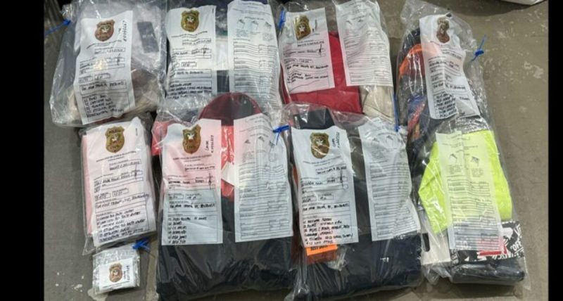 Imagem mostra roupas falsificadas empacotadas pela polícia