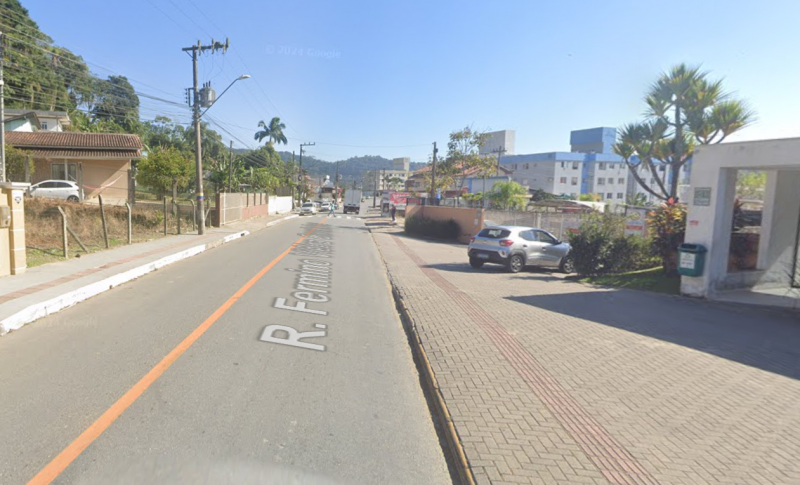 Jovem encontrou os pais mortos na rua Fermino Vieira Cordeiro, no bairro Espinheiros, em Itajaí - Foto: Google Maps/Reprodução/ND