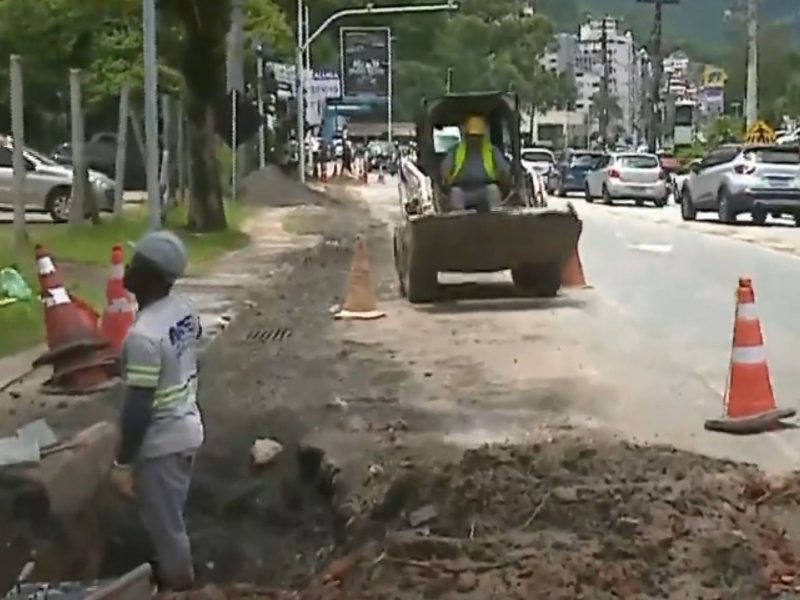 Na foto, obras na SC-404.