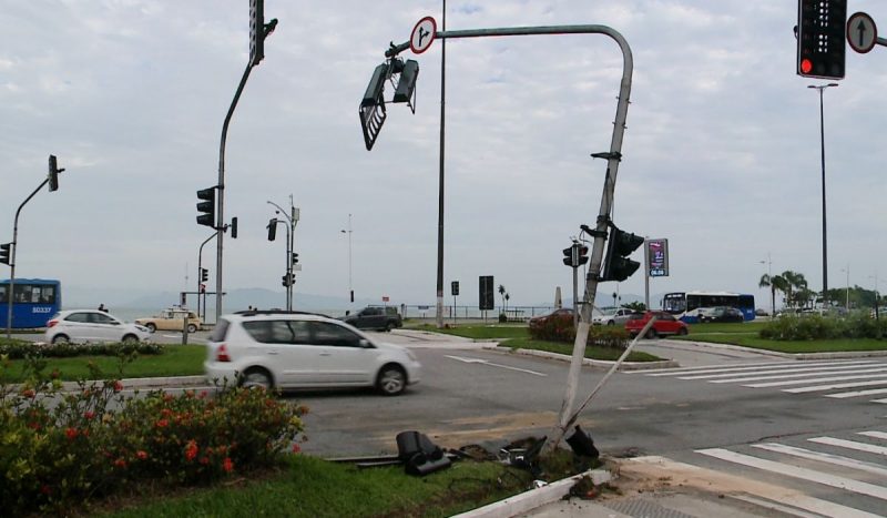 Carro bate em semáforo e derrama óleo na pista na Beira-Mar Norte, em Florianópolis