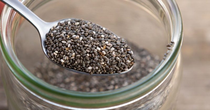 Colher em cima de pote de vidro com sementes de chia