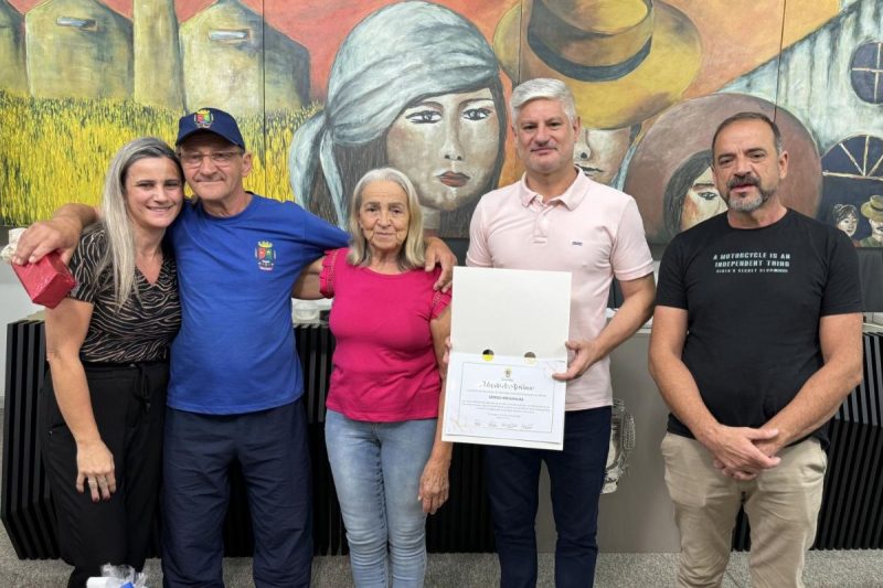 Servidor público recebendo homenagem da câmara de vereadores após salvar mulheres de correnteza