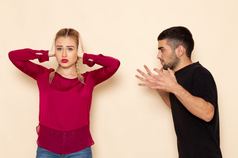 casal discutindo e mulher tapando os ouvidos representando casais de signos que não combina,