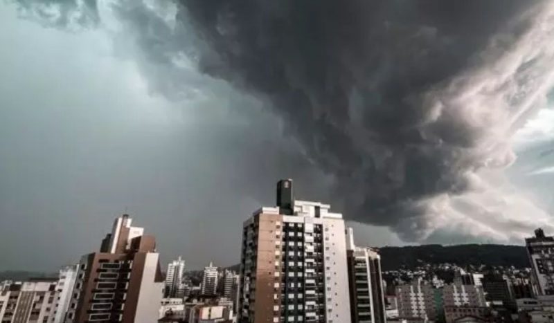 Tempo no fim de semana será de novos temporais e pancadas de chuva isoladas