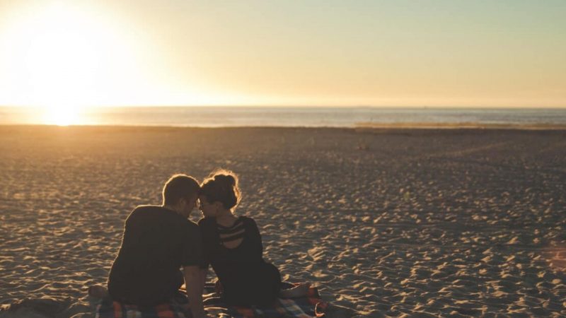 Casal em encontro romântico na praia