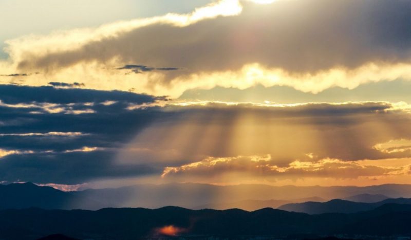 Fim da chuva dá lugar para tempo firme, foto mostra sol entre nuvens