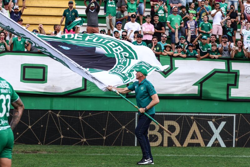 Gilmar Dal Pozzo é o técnico da Chapecoense e entrou no campo com a bandeira 