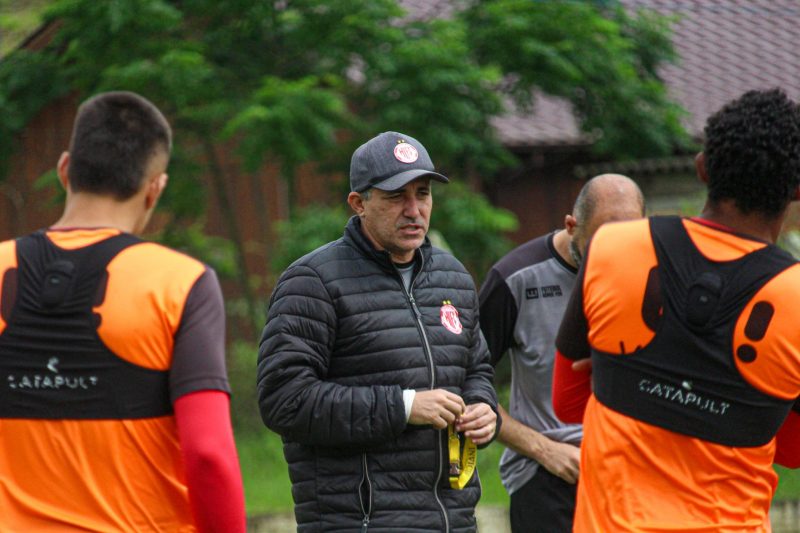 Técnico Eduardo Souza pediu para sair do Hercílio Luz após a eliminação na Copa Santa Catarina