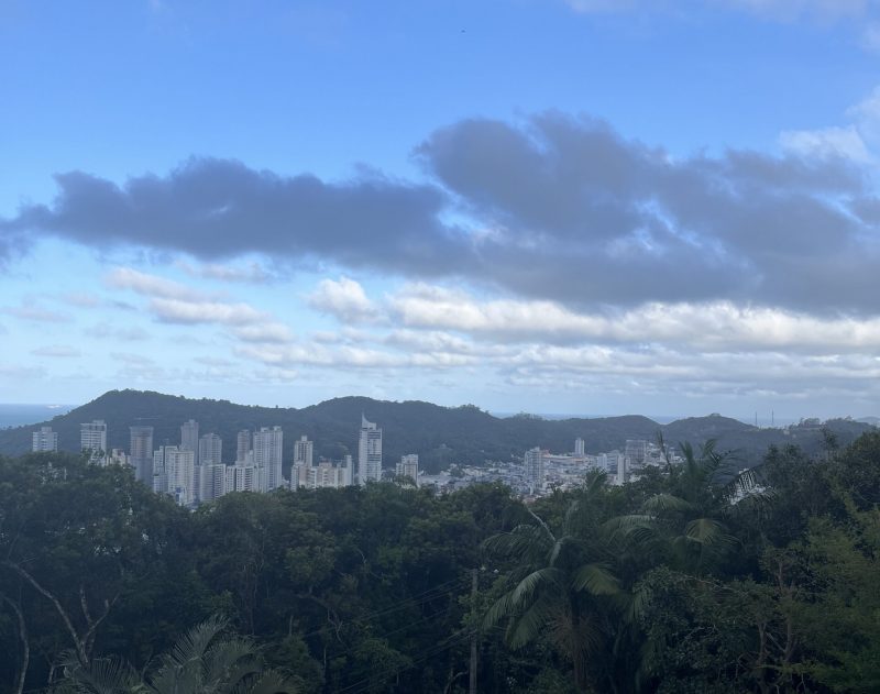 Foto mostra vista de Itajaí para ilustrar matéria sobre como ficará o tempo no feriado de Finados