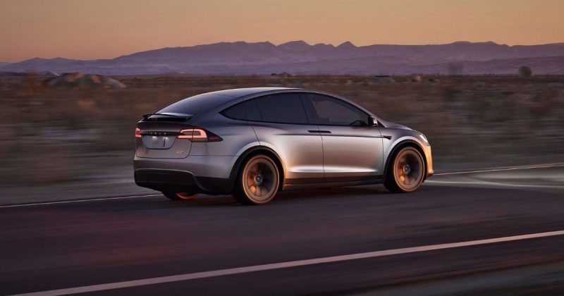 Carro elétrico da Tesla na rua 