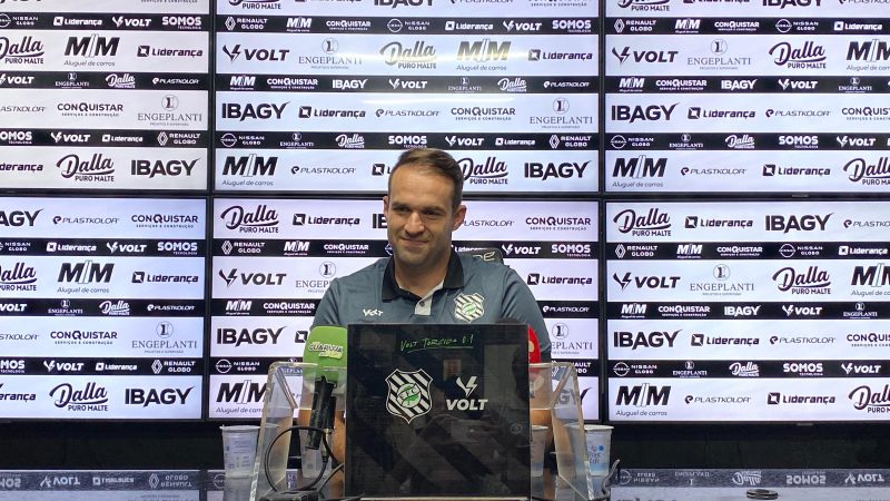 Thiago Carvalho durante coletiva de apresentação no Figueirense 