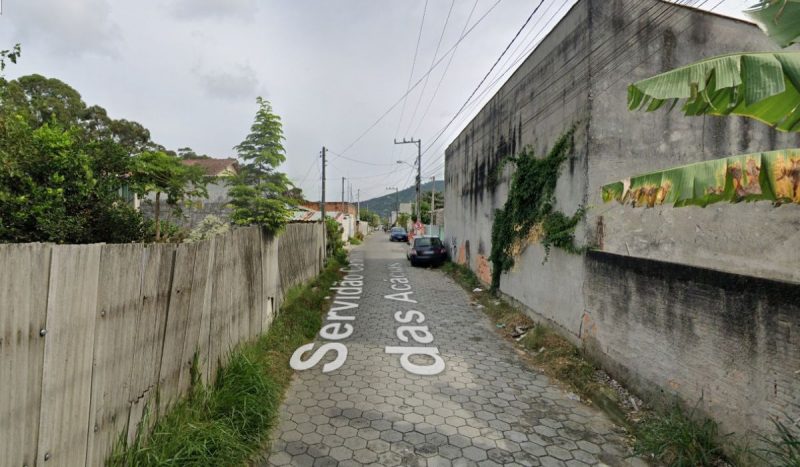 Tiroteio teria acontecido por volta das 22h20, na Servidão Caminho das Acácias, foto mostra rua