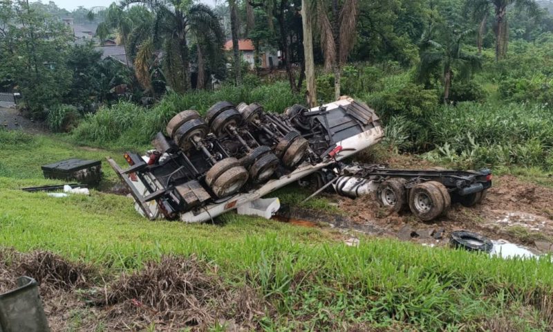 Carreta que tombou após acidente causa vazamento em rio de Joinville