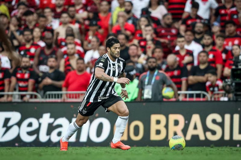 Torcedores do Atlético-MG reclamaram de possível pênalti em Hulk