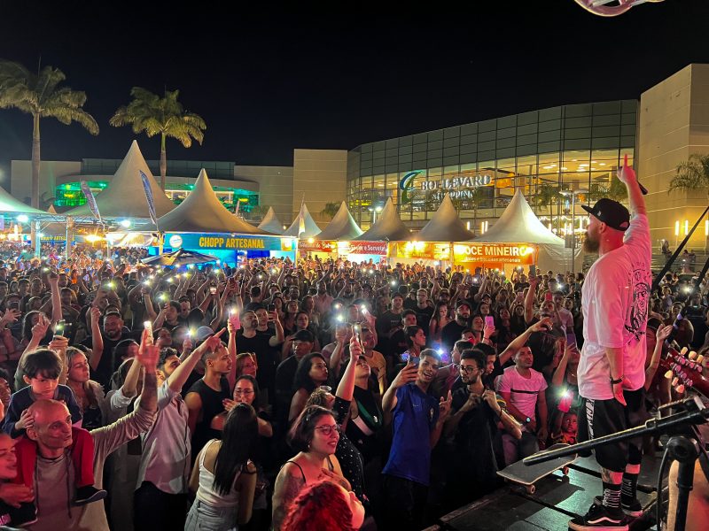 Foto mostra público de show na Torresmofest