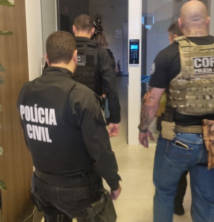 Durante a operação desta quarta, os agentes cumpriram oito mandados de busca e apreensão e dois mandados de prisão temporária. - Polícia Civil/Reprodução