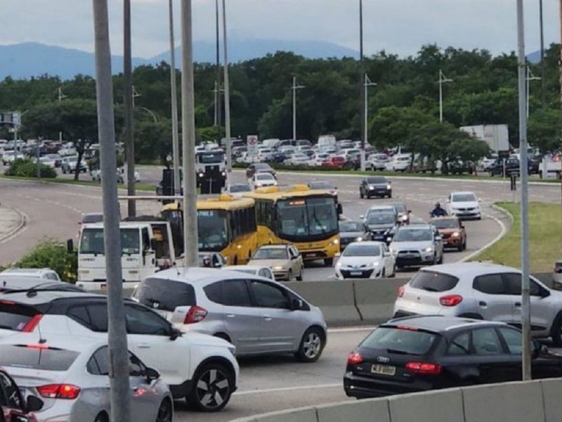 Na foto, congestionamento de carros. Florianópolis tem trânsito caótico durante esta terça. 