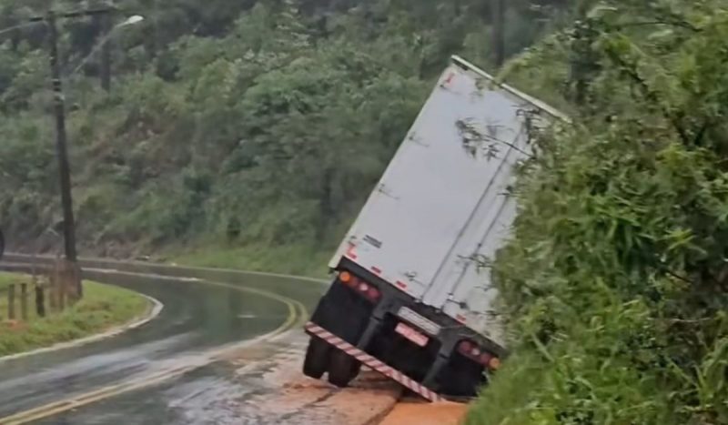 Carreta fica presa em canaleta e trânsito fica em meia pista na SC-407, entre Antônio Carlos e Biguaçu