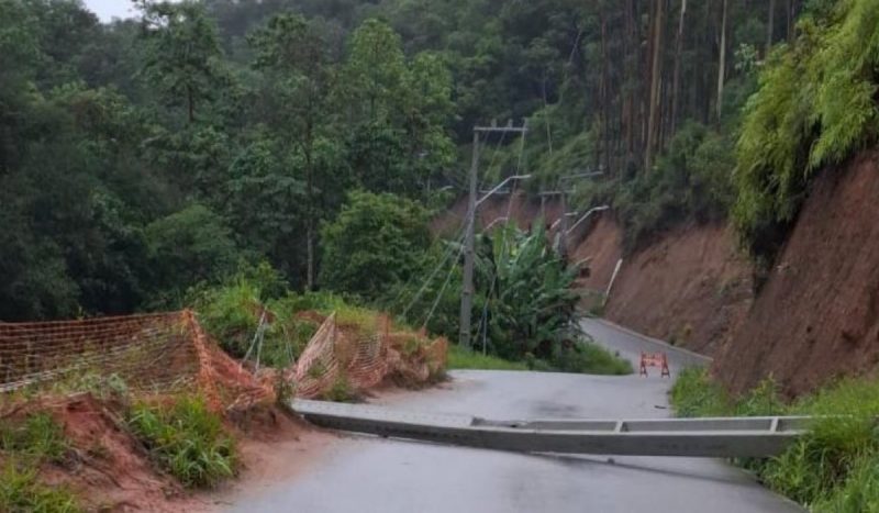 Chuva derrubou poste sobre estrada entre São Pedro de Alcântara e Antônio Carlos, 