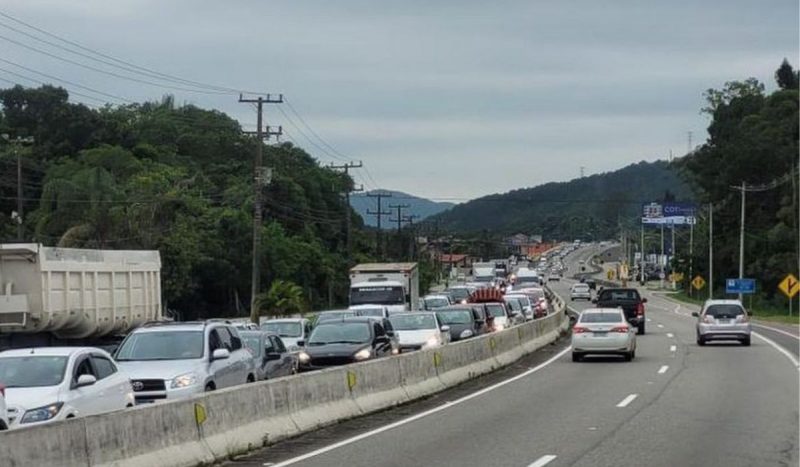 Fila e trânsito lento na SC-401, em Florianópolis