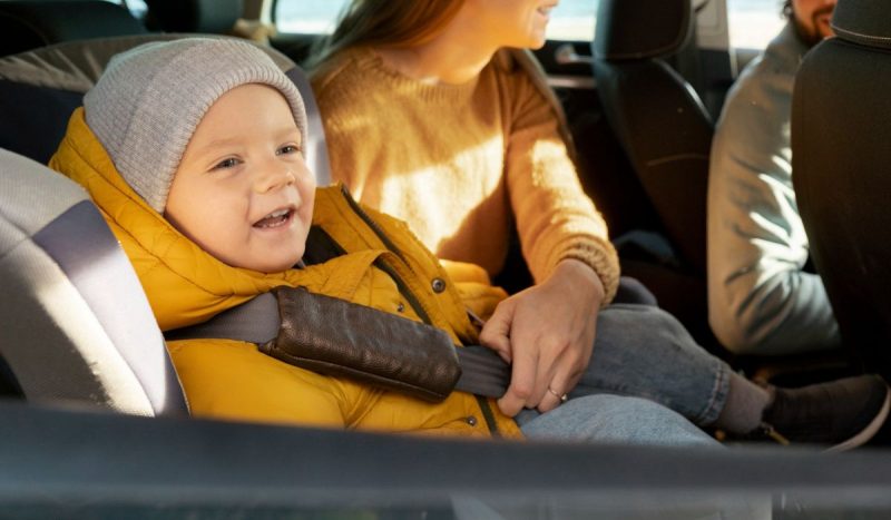 Bebês e crianças devem ser transportados em equipamentos de segurança