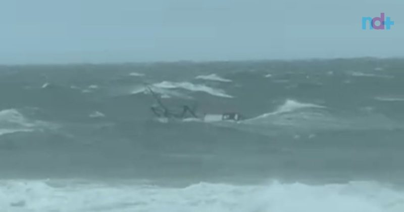 Embarcação praticamente submersa em mar do Litoral Norte de SC