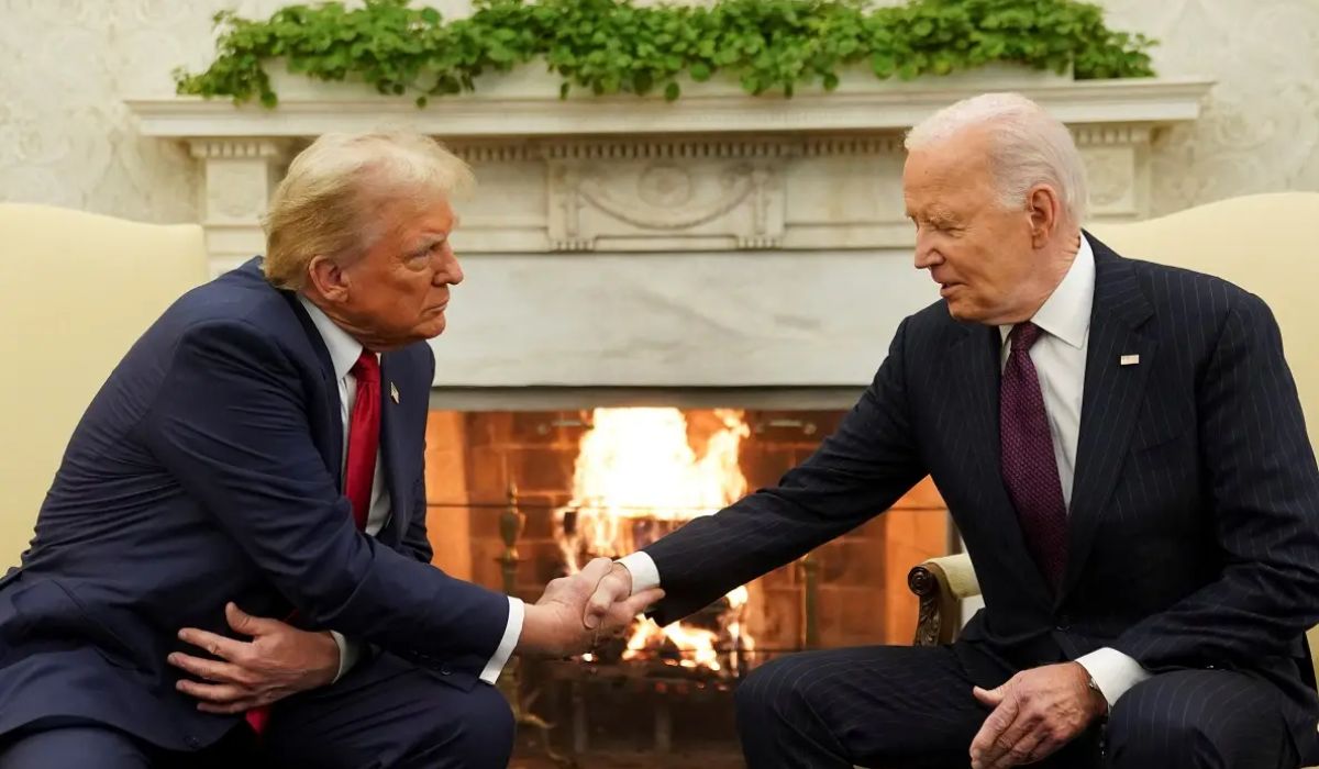 Donald Trump e Joe Biden apertam mãos em frente à lareira