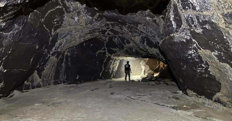 Tubos de lava e homem entrando nela