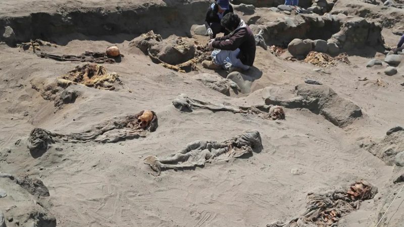 Túmulo de crianças sacrificadas com 227 restos mortais