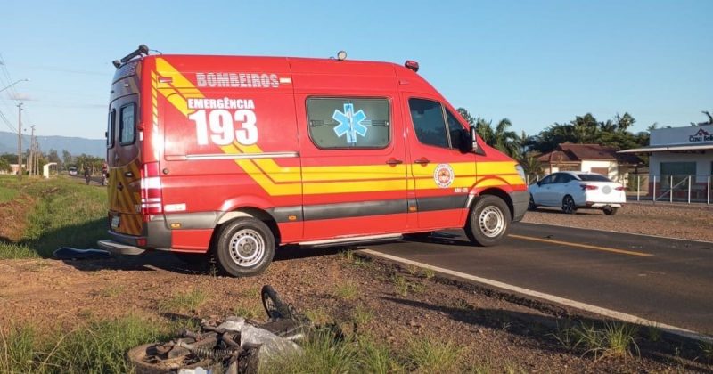 Viatura do Corpo de Bombeiros, que atendeu a ocorrência que vitimou o motociclista