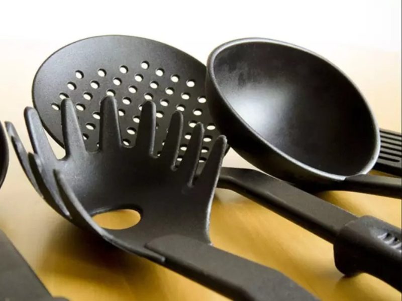 Utensílios de plástico preto 