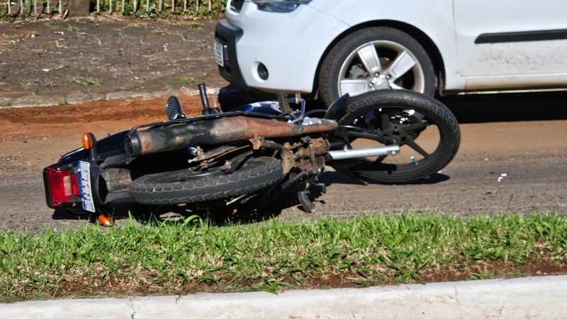 Moto de venezuelano caída sobre a rua Israel em Chapecó