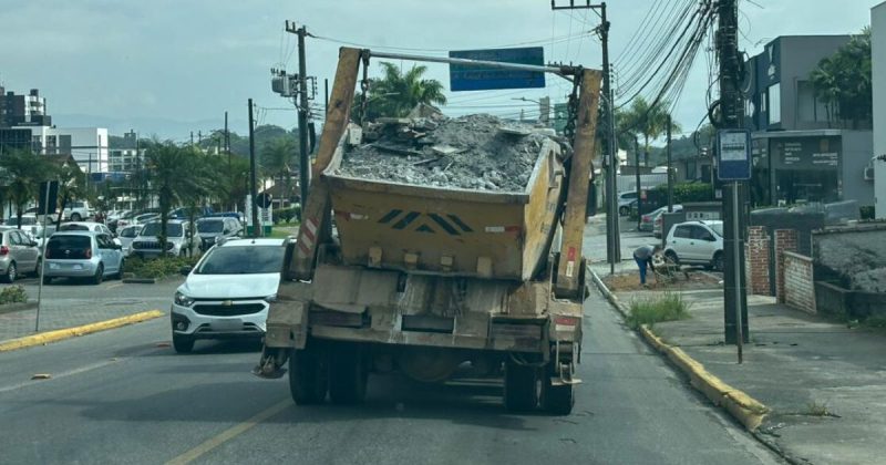 Caminhão com caçamba aberta em Joinville