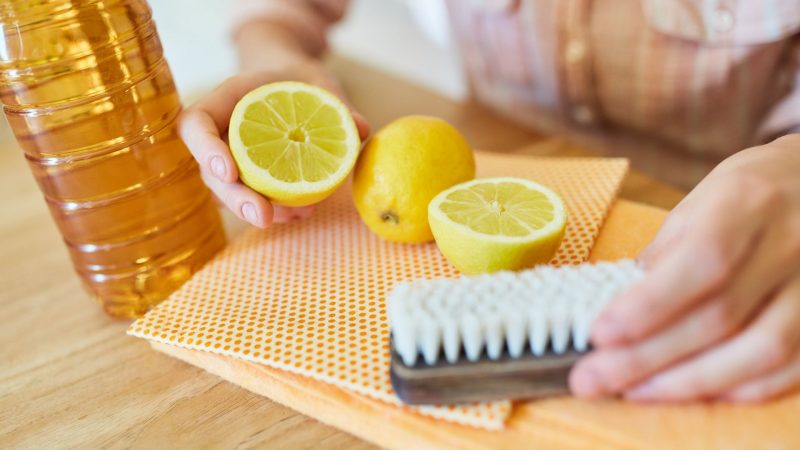 A imagem mostra um limão, fruta que ajuda no controle de ratos 