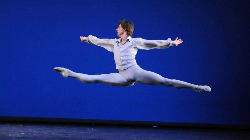 Vladimir Shklyarov dançando ballet