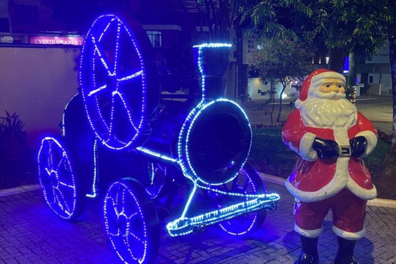 papai noel ao lado do trenó na decoração do Natal de Luz 