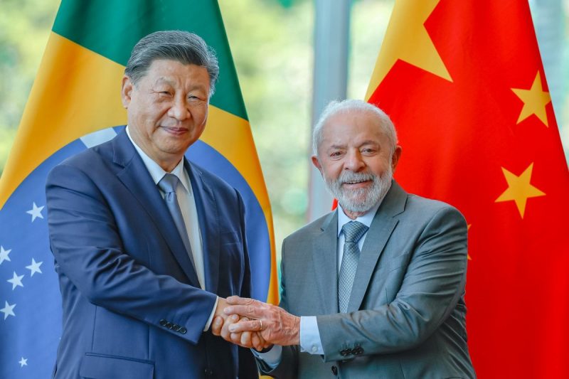 Presidente da China dá pedaço da Lua para Lula em jantar no Itamaraty